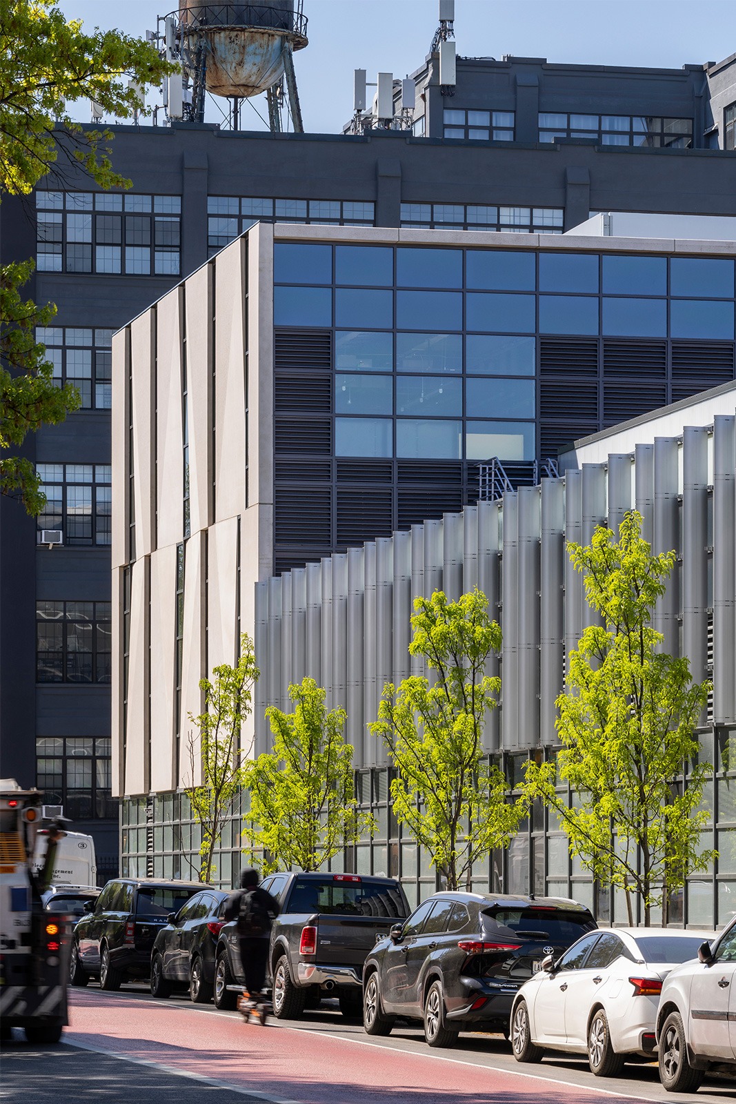 Dattner-Architects-NYC-Brooklyn-3-District-Garage-070_Exterior