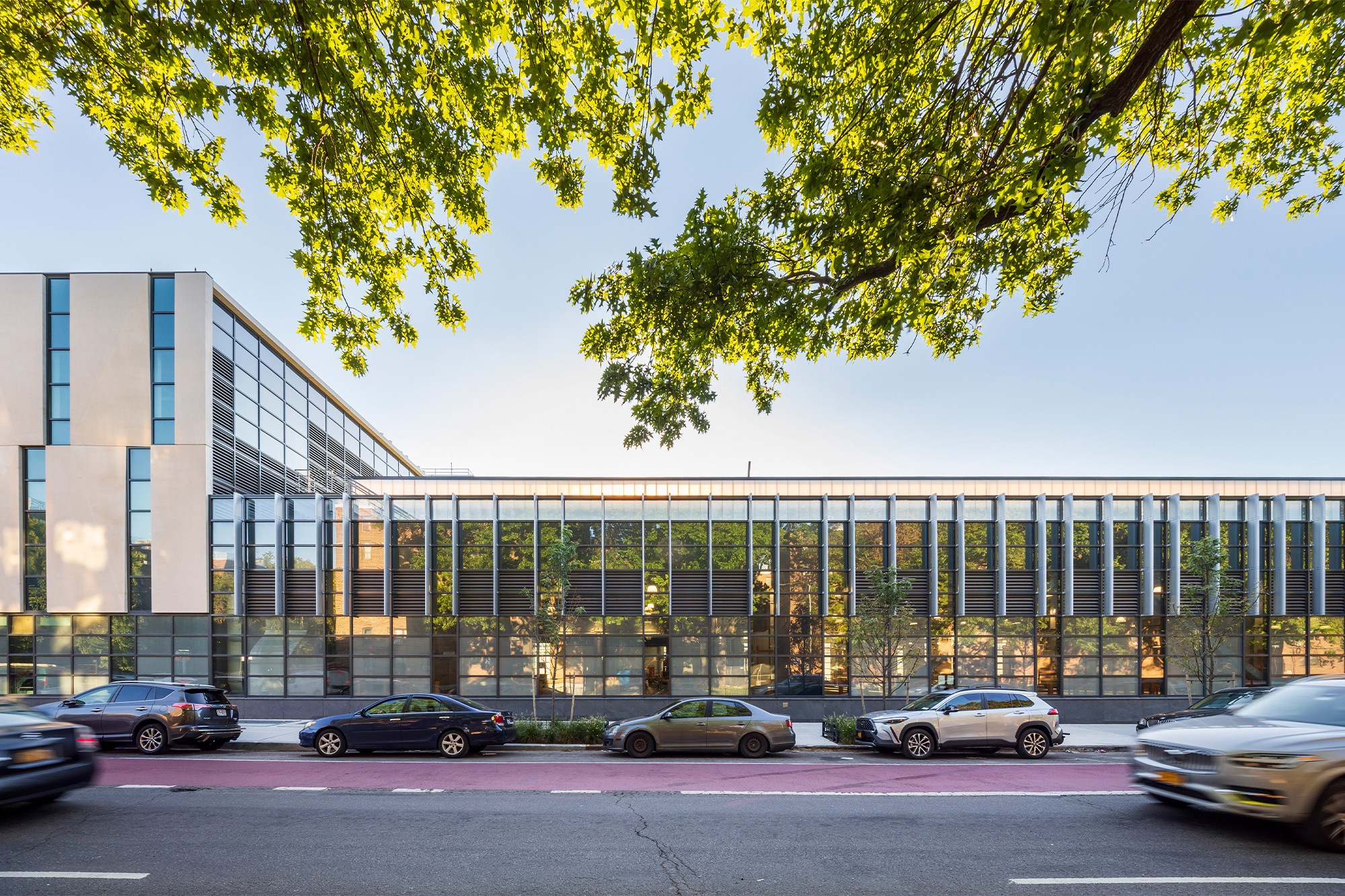 Dattner-Architects-NYC-Brooklyn-3-District-Garage-952_Exterior