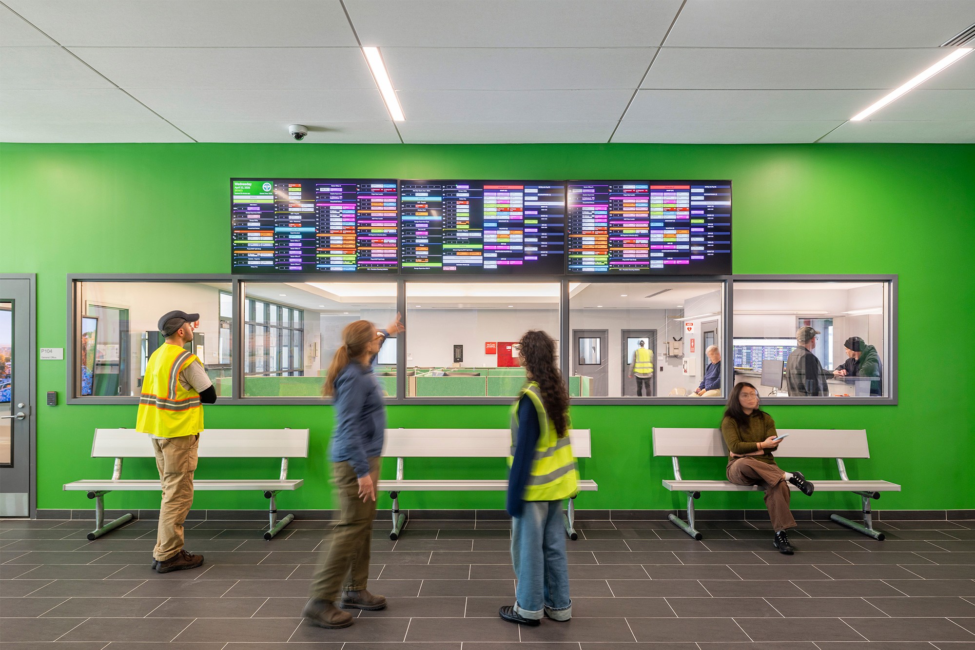 Dattner-Architects-NYC-DSNY-Brooklyn-3-District-Gragae-121_Lobby