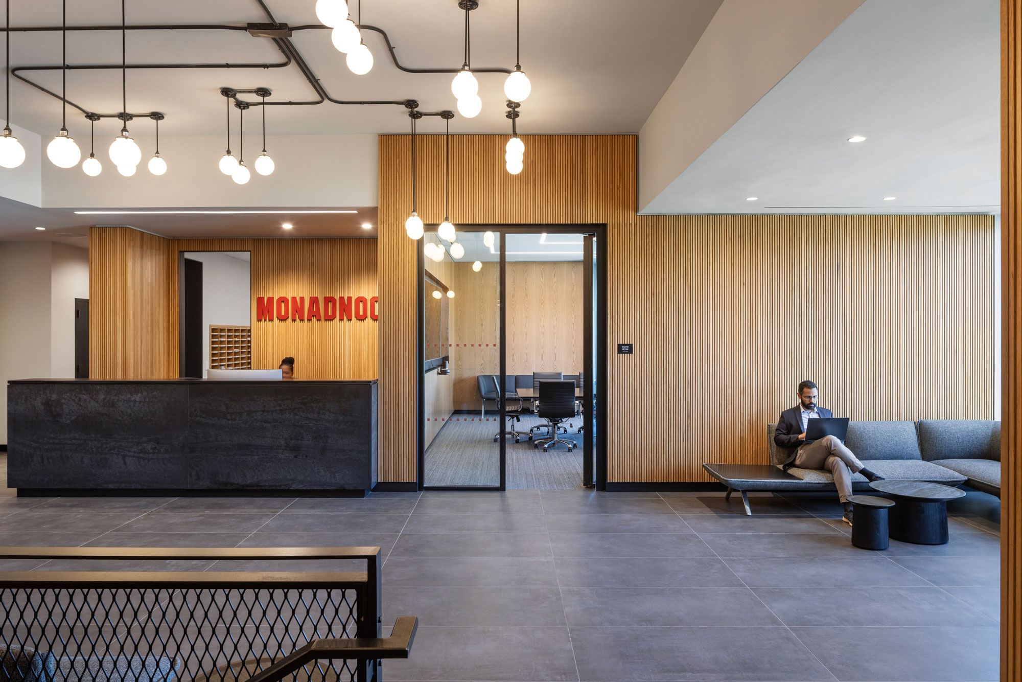 300-Huntington_1738_Albert-Vecerka_13_Office-Lobby