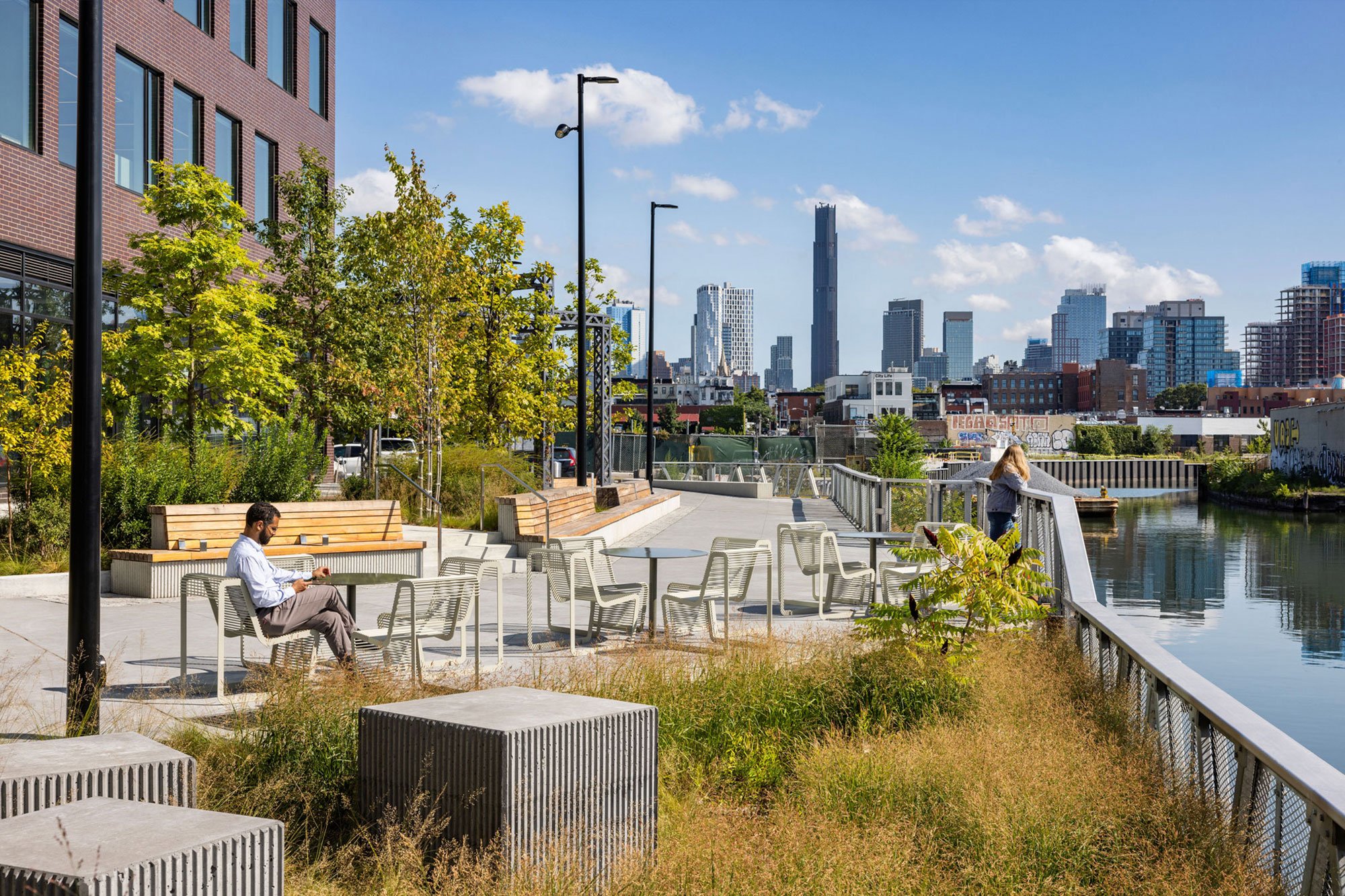 300-Huntington_1738_Albert-Vecerka_10_Exterior-Promenade