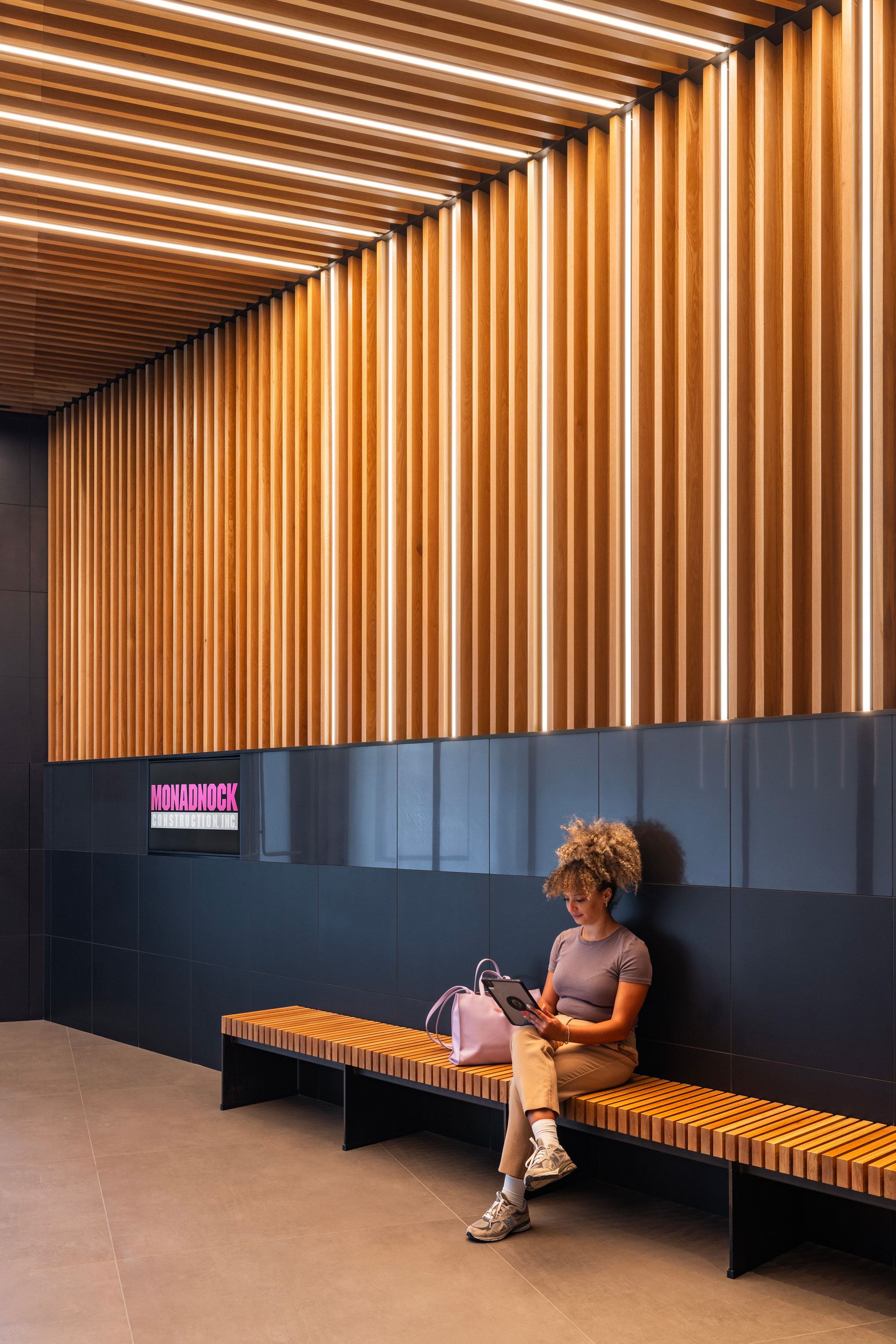 300-Huntington_1738_Albert-Vecerka_19_Entrance-Lobby